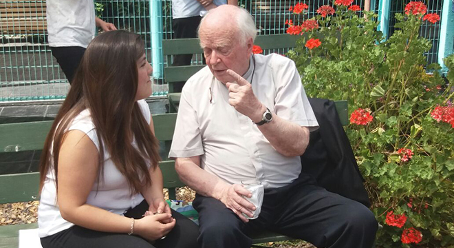 Katherine Reyes conversa durante la ceremonia con el padre jesuita Josse van der Rest.