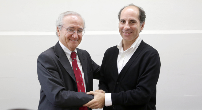 En la imagen, Luis Ibáñez, decado de la Facultad de Medicina UC, junto a Juan Cristóbal Romero, director ejecutivo de Hogar de Cristo.